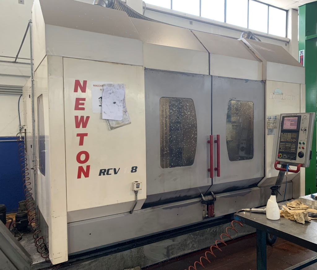 Centro di lavoro verticale a montante mobile. Newton RCV 1.8 CNC FANUC 21iM – REMA CONTROL