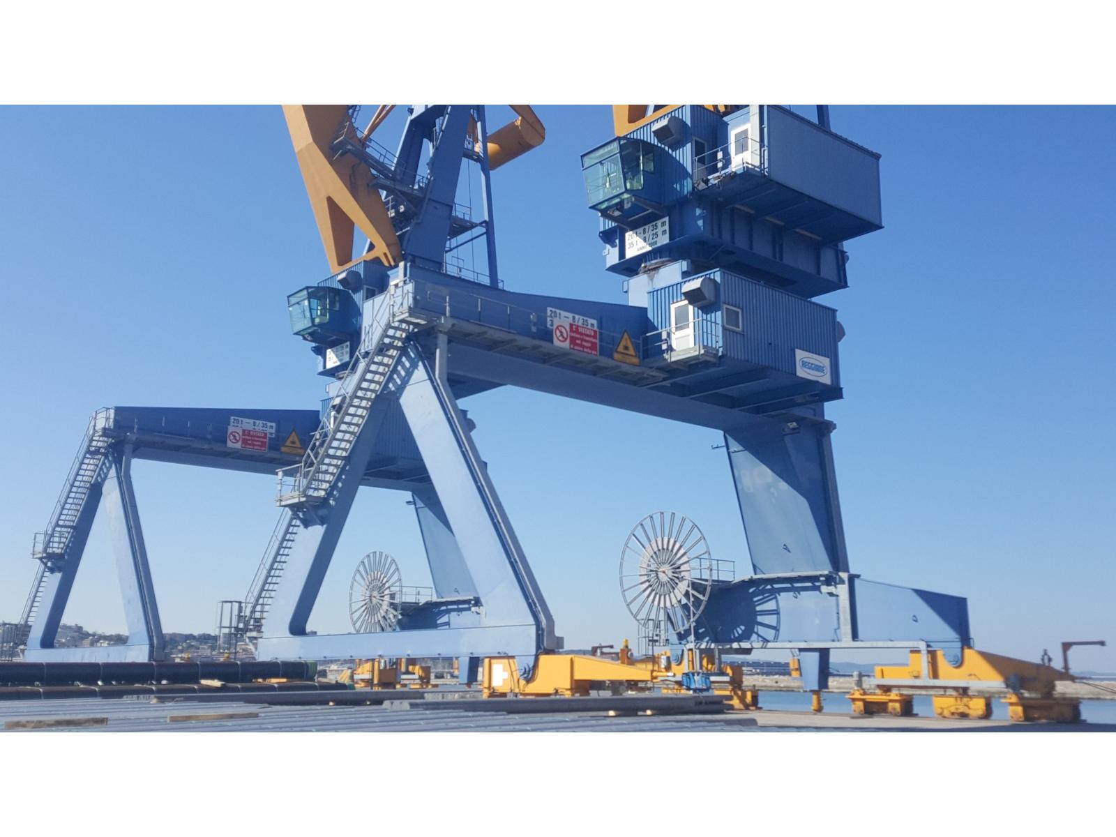 Dźwig Portowy Podczas Rozładunku Towaru Przywiezionego Przez Statek Dźwigi portowe