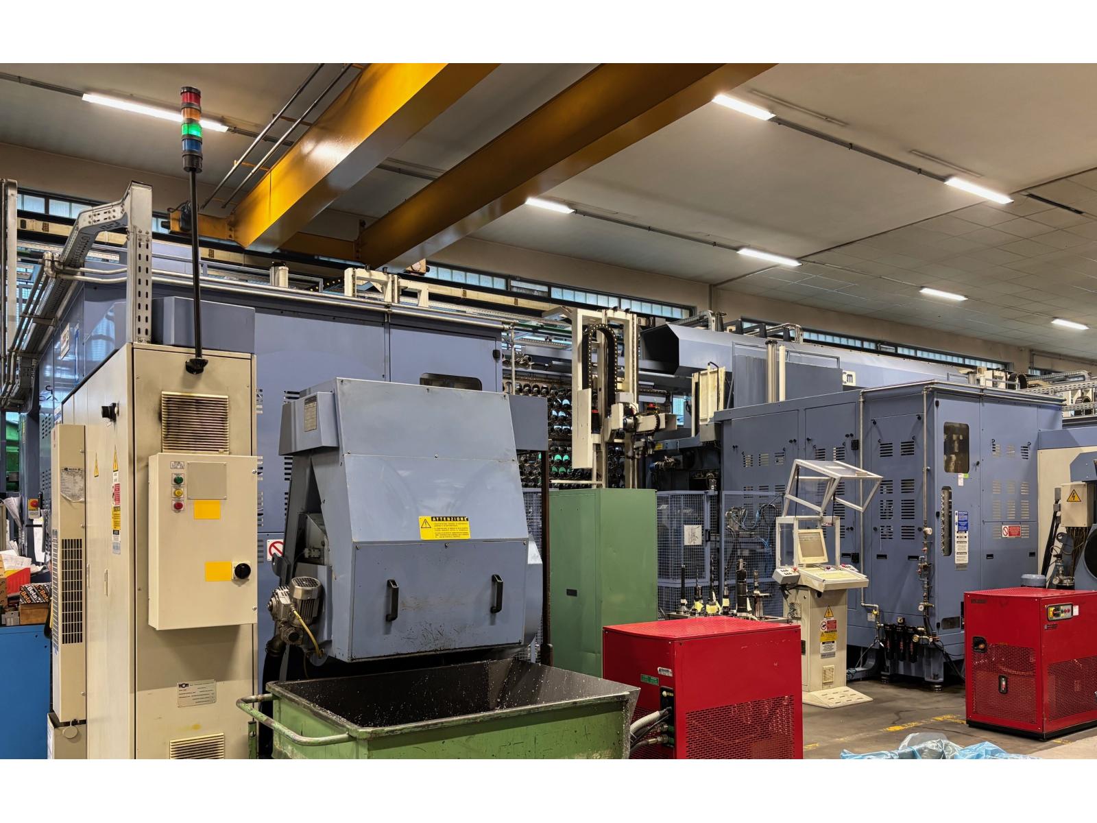 entro di lavoro CNC in linea FMS costituito da 4 macchine della serie “Clock 1200”