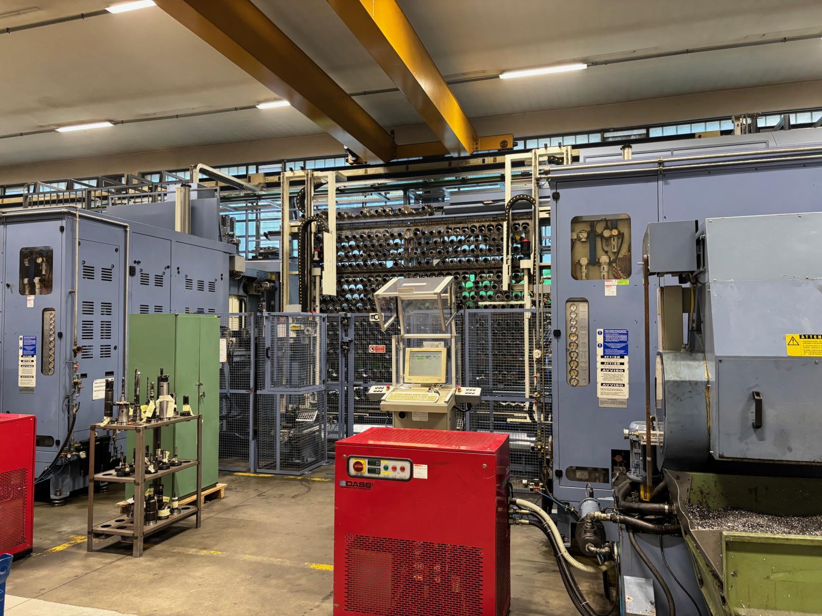 entro di lavoro CNC in linea FMS costituito da 4 macchine della serie “Clock 1200”