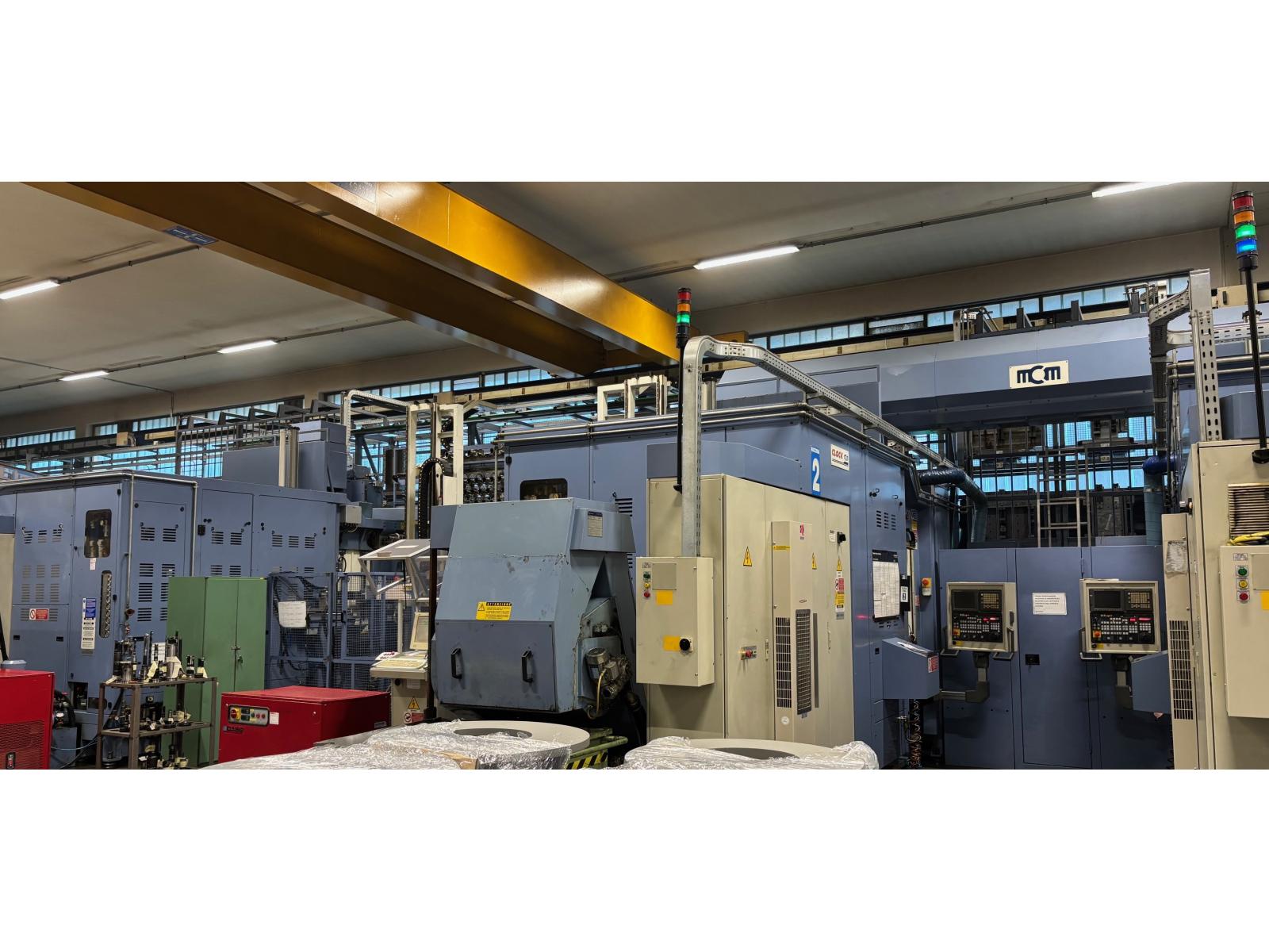 entro di lavoro CNC in linea FMS costituito da 4 macchine della serie “Clock 1200”