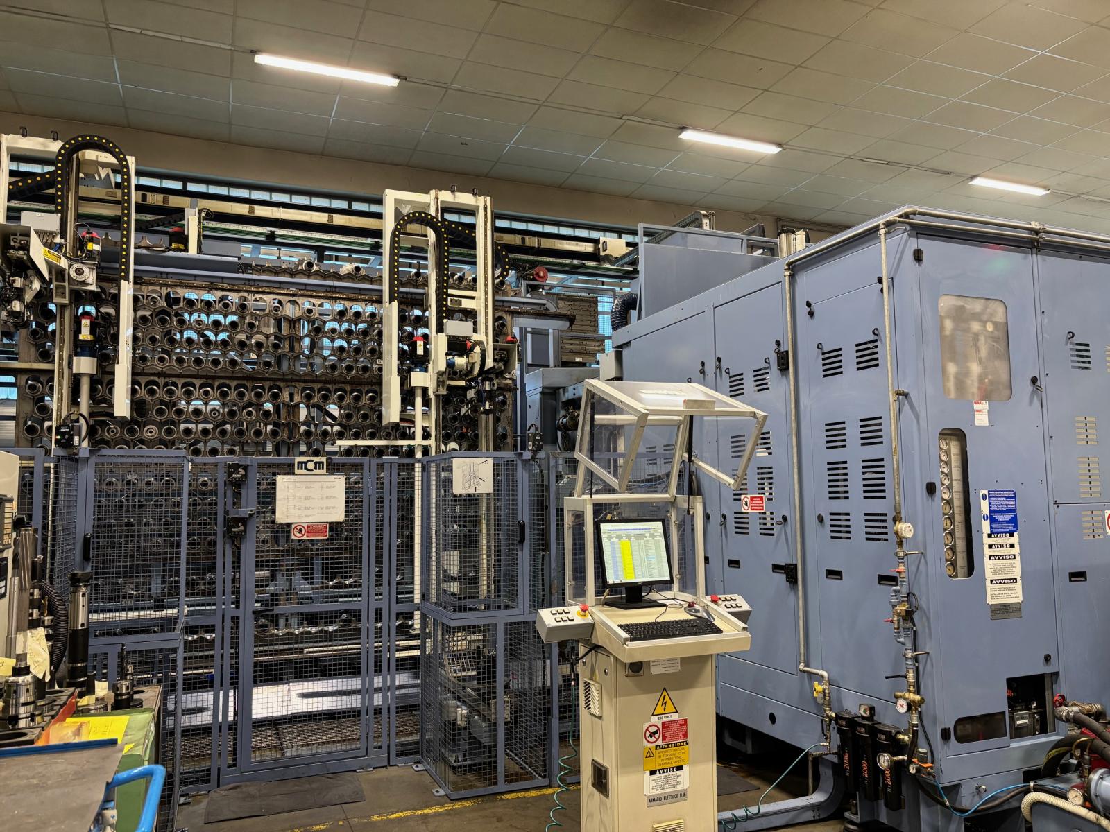 entro di lavoro CNC in linea FMS costituito da 4 macchine della serie “Clock 1200”