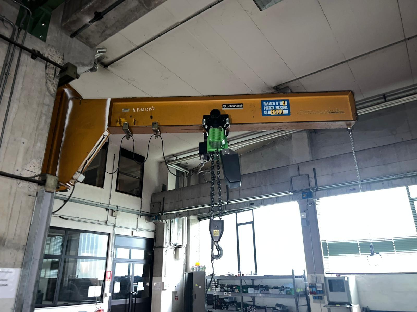 02 GRU A BANDIERA DONATI 2000 KG