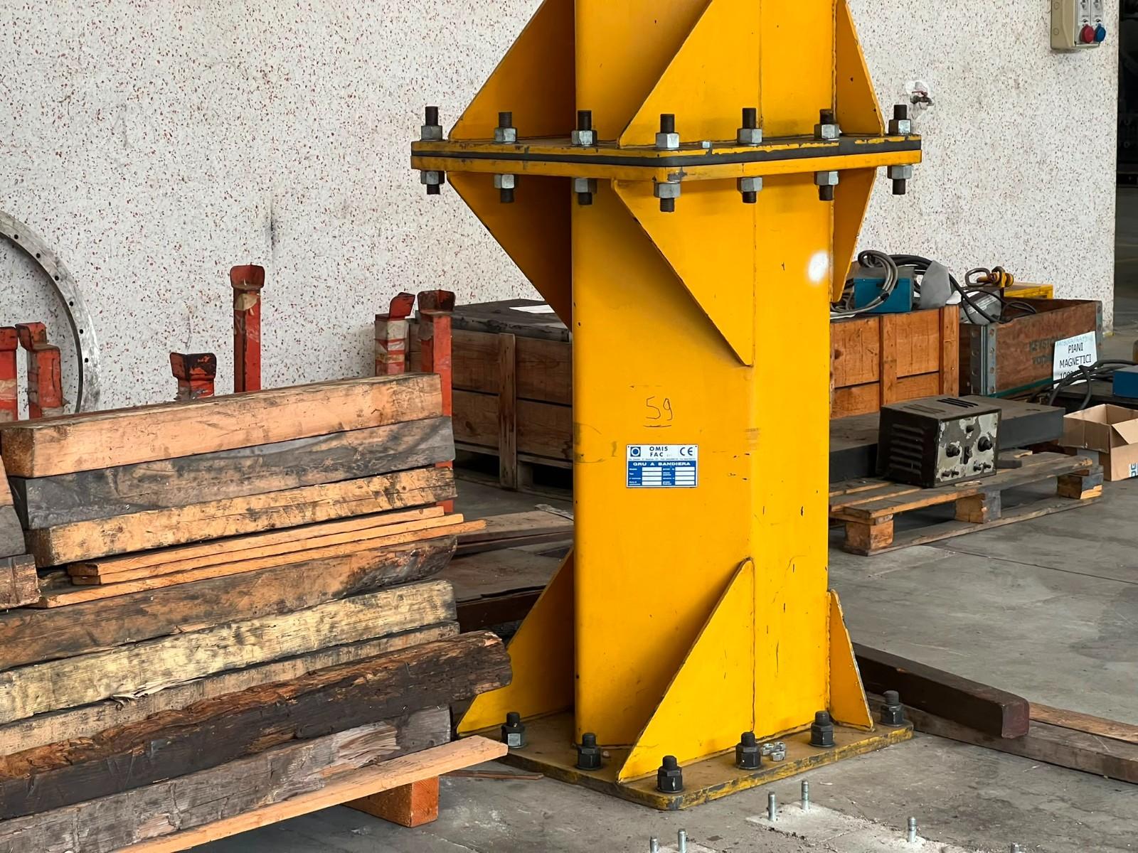 Gru a bandiera omis 1500 kg con rotazione motorizzata
