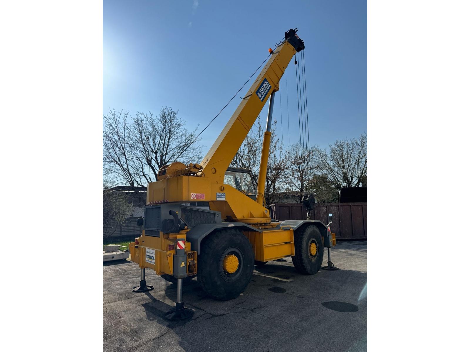 GRU SEMOVENTE 25 TON