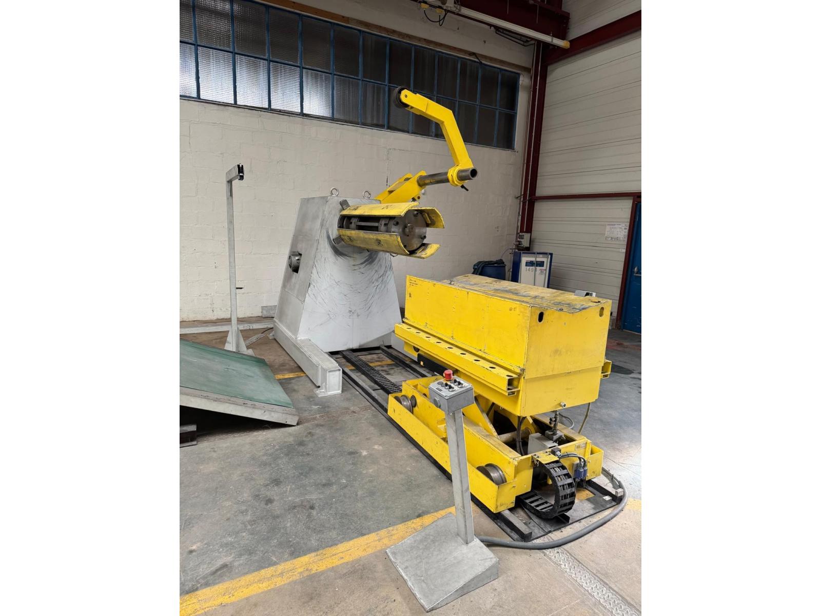 LINEA DI PUNZONATURA PER CARTELLI STRADALI