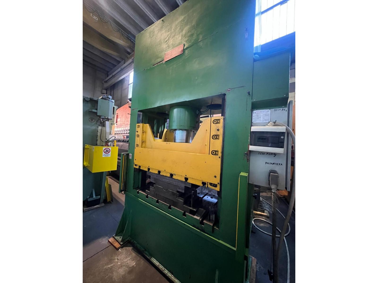 PRESSA IDRAULICA NAVA A 2 SPALLE DA 200 TON