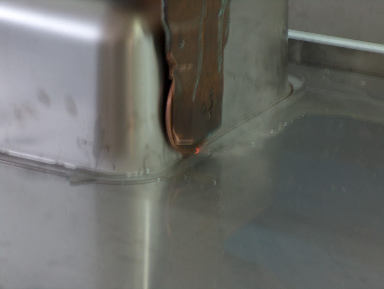 Saldatrice a rotella in bagno d\'acqua, perfetta per saldare le vasche ai piani di lavoro in acciaio Leas SNC 1500CN